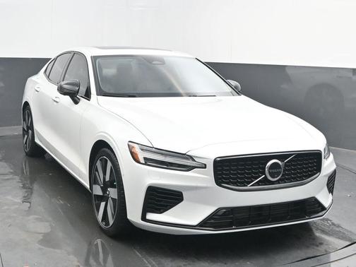 2024 Volvo S60 Recharge Plug-In Hybrid T8 Plus Dark Theme