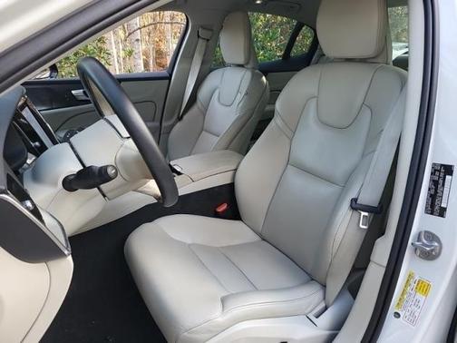 2024 Volvo S60 Recharge Plug-In Hybrid T8 Plus Dark Theme