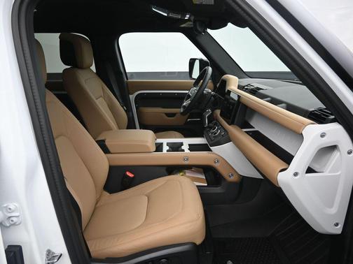 2025 Land Rover Defender P500 X-Dynamic SE