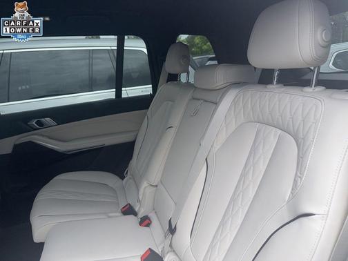 Mineral White Metallic 2025 BMW X7 xDrive40i