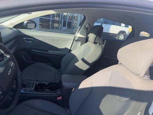 Snow White Pearl 2025 Kia K4