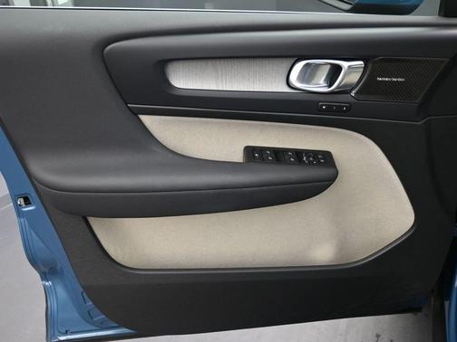 2024 Volvo XC40 B5 Plus Bright Theme