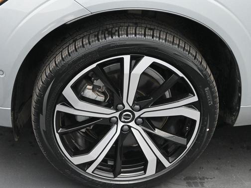 2024 Volvo XC60 B5 Ultimate Dark Theme