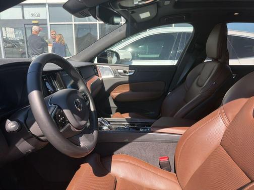 2024 Volvo XC60 B5 Ultimate Dark Theme