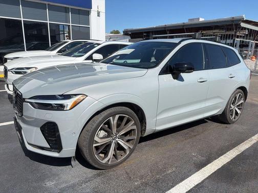 2024 Volvo XC60 B5 Ultimate Dark Theme