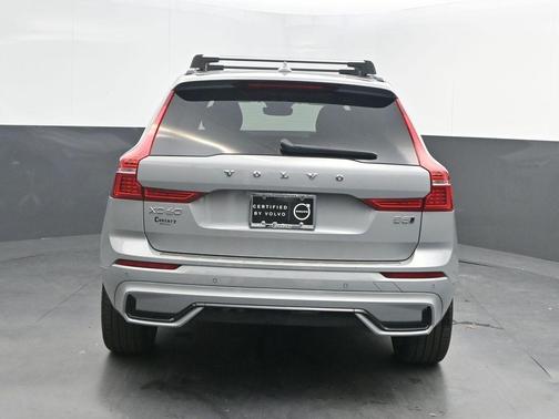 2024 Volvo XC60 B5 Ultimate Dark Theme