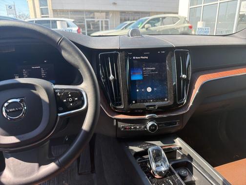 2024 Volvo XC60 B5 Ultimate Dark Theme