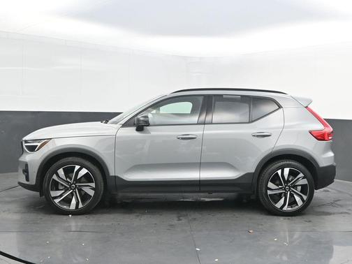2025 Volvo XC40 B5 Plus Dark Theme