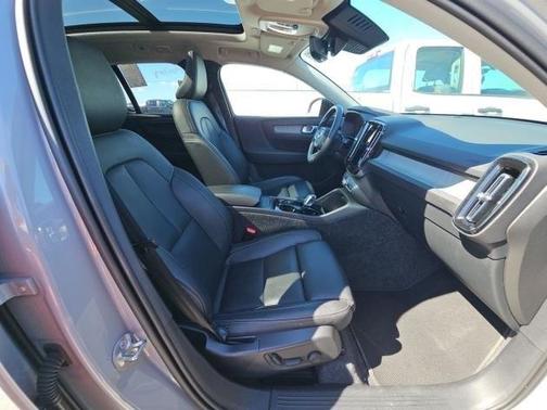 2025 Volvo XC40 B5 Plus Dark Theme