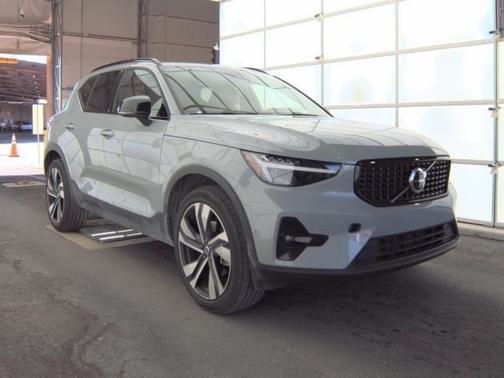 2025 Volvo XC40 B5 Plus Dark Theme
