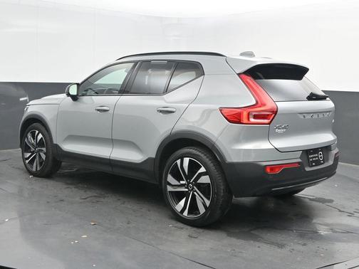 2025 Volvo XC40 B5 Plus Dark Theme