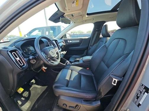 2025 Volvo XC40 B5 Plus Dark Theme