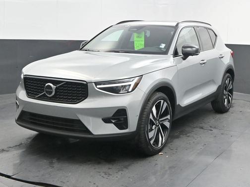 2025 Volvo XC40 B5 Plus Dark Theme
