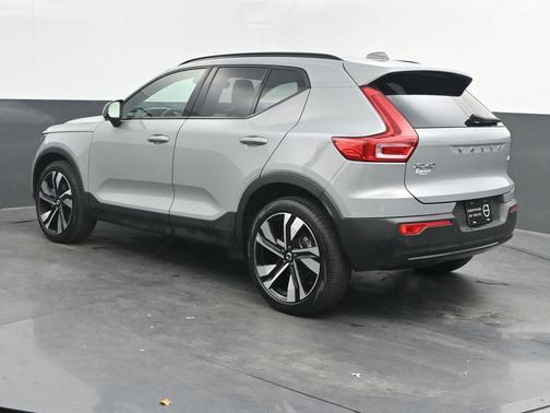 2025 Volvo XC40 B5 Plus Dark Theme