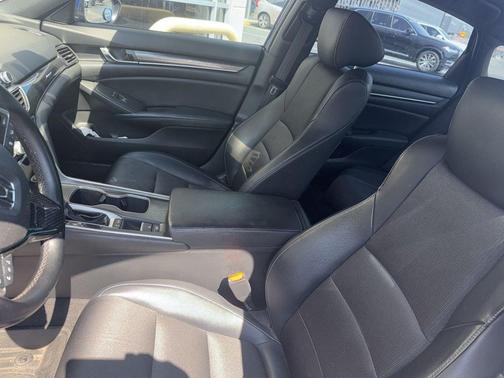 Still Night Pearl 2018 Honda Accord Sport