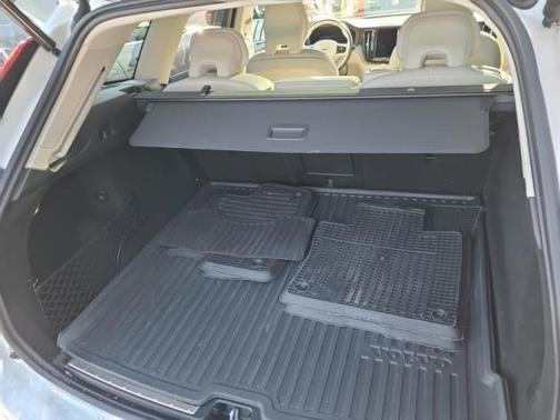 2023 Volvo XC60 B5 Ultimate Bright Theme