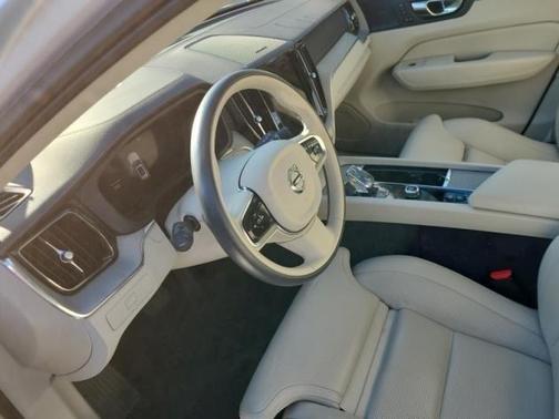 2023 Volvo XC60 B5 Ultimate Bright Theme