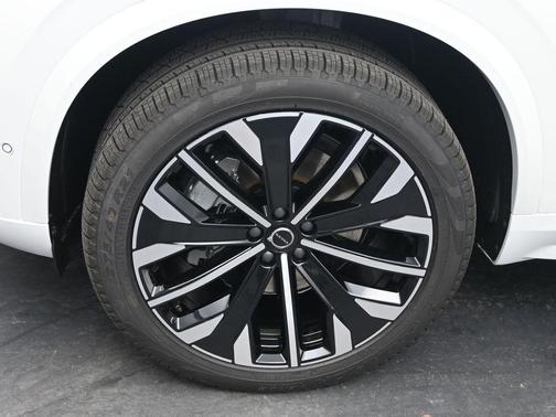 Crystal White Pearl 2026 Volvo XC90 B6 Ultra 7-Seater