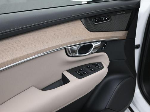 Crystal White Pearl 2026 Volvo XC90 B6 Ultra 7-Seater