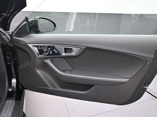 2016 Jaguar F-TYPE R