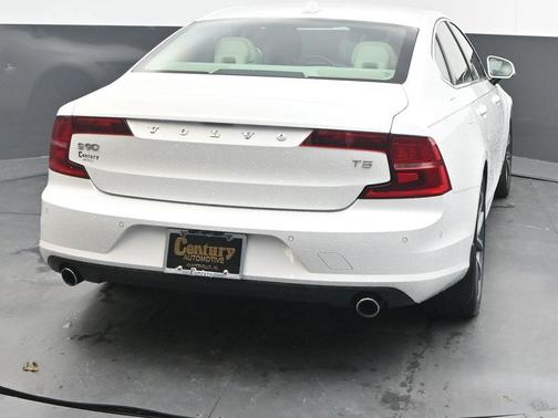 2017 Volvo S90 T5 Momentum