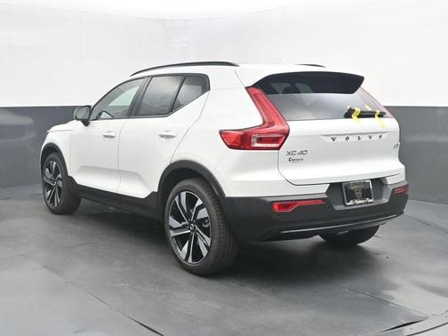 Crystal White 2026 Volvo XC40 B5 Ultra