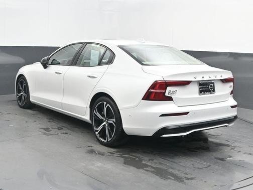 2024 Volvo S60 B5 Plus Dark Theme