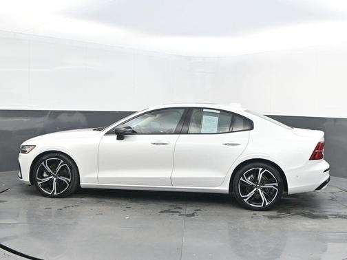 2024 Volvo S60 B5 Plus Dark Theme
