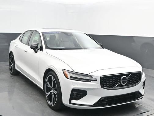 2024 Volvo S60 B5 Plus Dark Theme