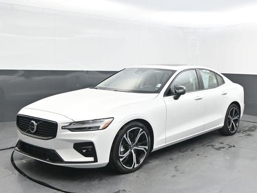 2024 Volvo S60 B5 Plus Dark Theme