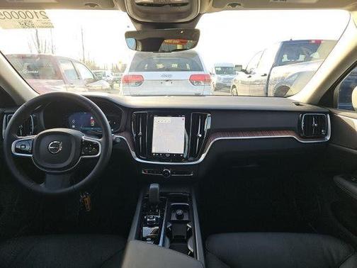 2025 Volvo V60 Cross Country B5 Plus