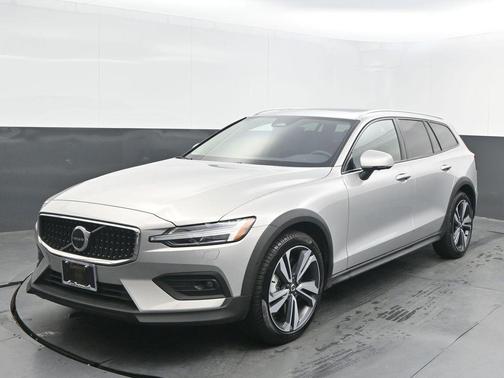 2025 Volvo V60 Cross Country B5 Plus
