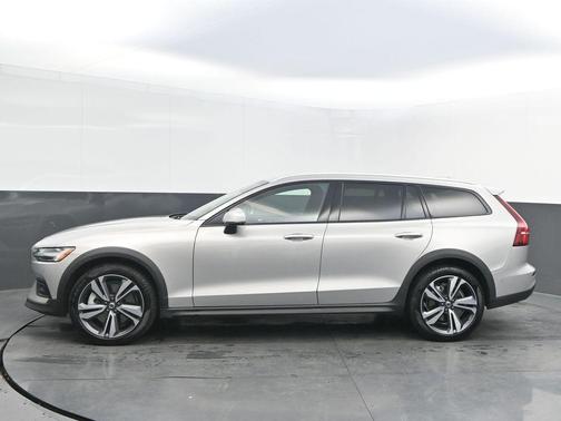 2025 Volvo V60 Cross Country B5 Plus