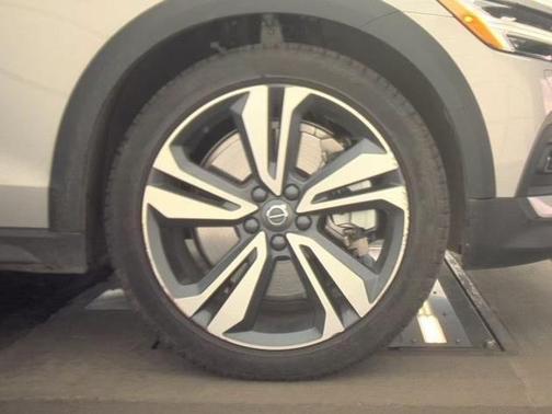 2025 Volvo V60 Cross Country B5 Plus