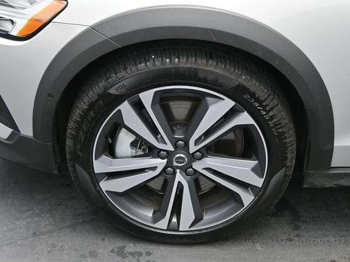 2025 Volvo V60 Cross Country B5 Plus