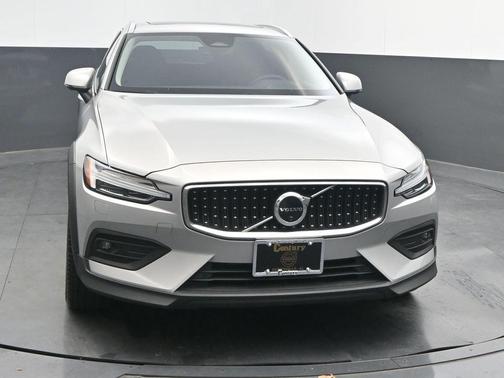 2025 Volvo V60 Cross Country B5 Plus