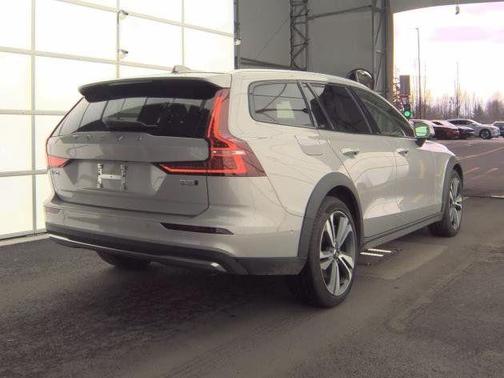 2025 Volvo V60 Cross Country B5 Plus