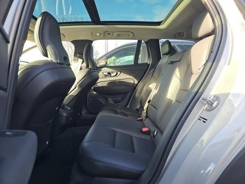 2025 Volvo V60 Cross Country B5 Plus