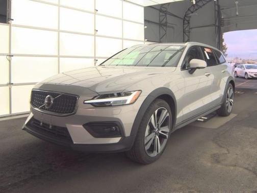 2025 Volvo V60 Cross Country B5 Plus