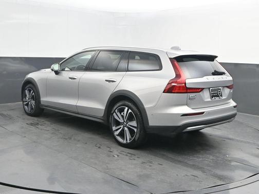 2025 Volvo V60 Cross Country B5 Plus