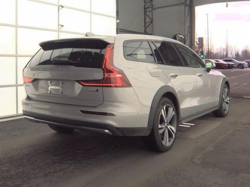 2025 Volvo V60 Cross Country B5 Plus