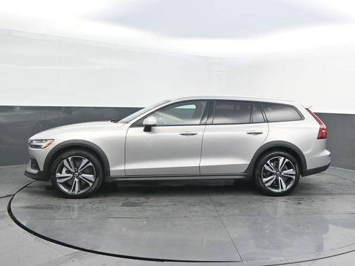 2025 Volvo V60 Cross Country B5 Plus