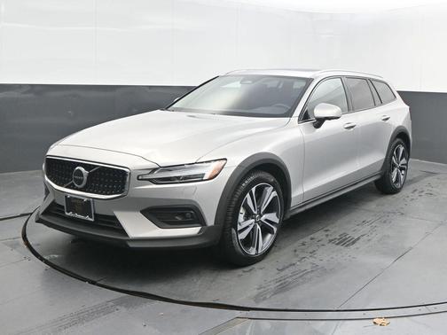 2025 Volvo V60 Cross Country B5 Plus