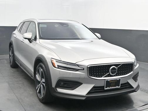2025 Volvo V60 Cross Country B5 Plus