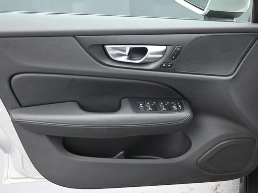 2025 Volvo V60 Cross Country B5 Plus