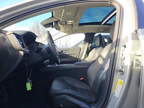 2025 Volvo V60 Cross Country B5 Plus