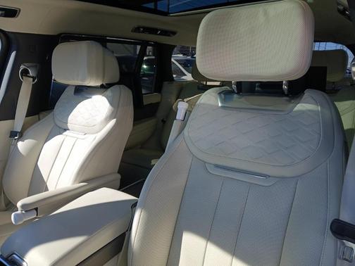 2025 Land Rover Range Rover P615 SV