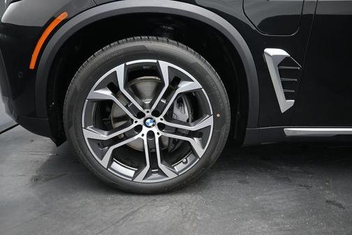 Black Sapphire Metallic 2026 BMW X5 PHEV xDrive50e