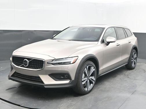 2026 Volvo V60 Cross Country B5 Plus
