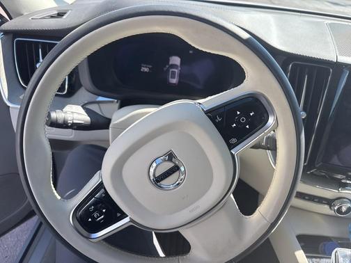 2023 Volvo XC60 B5 Ultimate Bright Theme